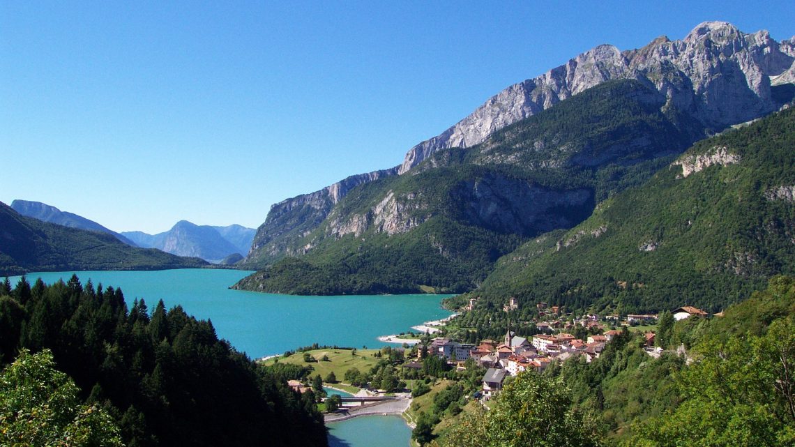 Cinque modi per vivere i laghi delle Dolomiti Paganella