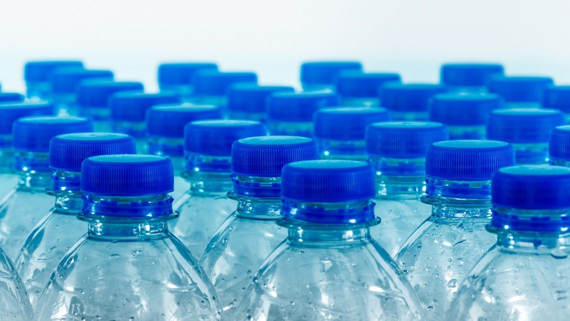 Rifiuti, la plastica ha un tesoretto: uno su tre è un bene in polietilene