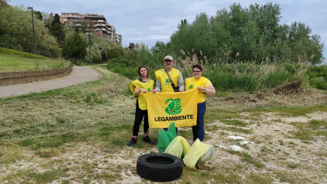 Quanti rifiuti ci sono ogni 100 metri di spiaggia? Lo rivela l’indagine Beach Litter 2023