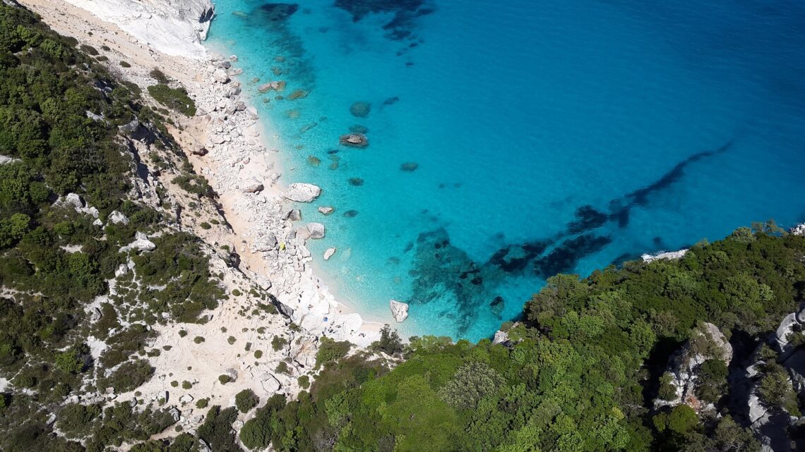Sabbia colorata: ecco dove sono le spiagge più colorate d’Italia