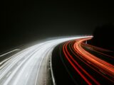 strisce luminose automobili in movimento